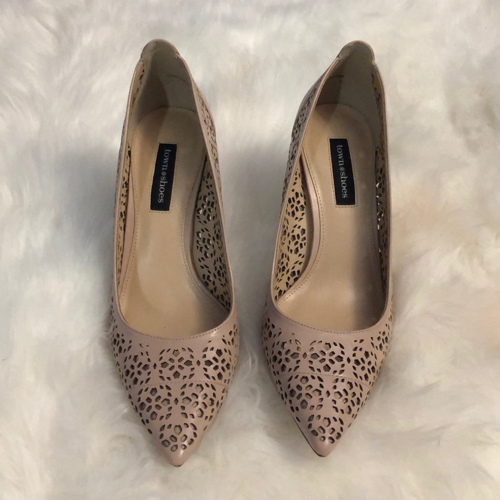 Nude perforated pumps